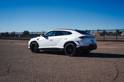 Lamborghini Urus S - Image 17